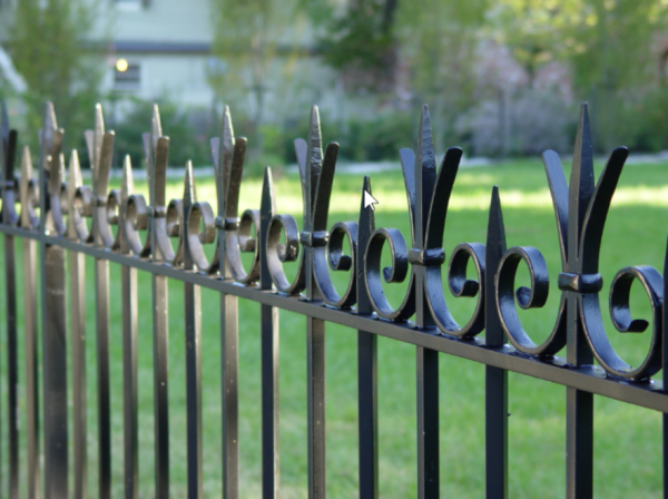 Pagar besi dengan desain anyaman artistik